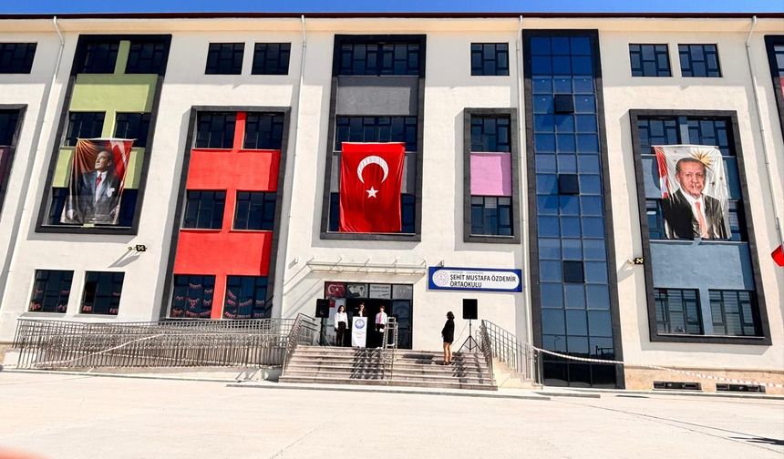 Eskişehir'deki o okullarla ilgili iddialara yalanlama: Posterler rüzgâr nedeniyle toplandı, yeniden asıldı