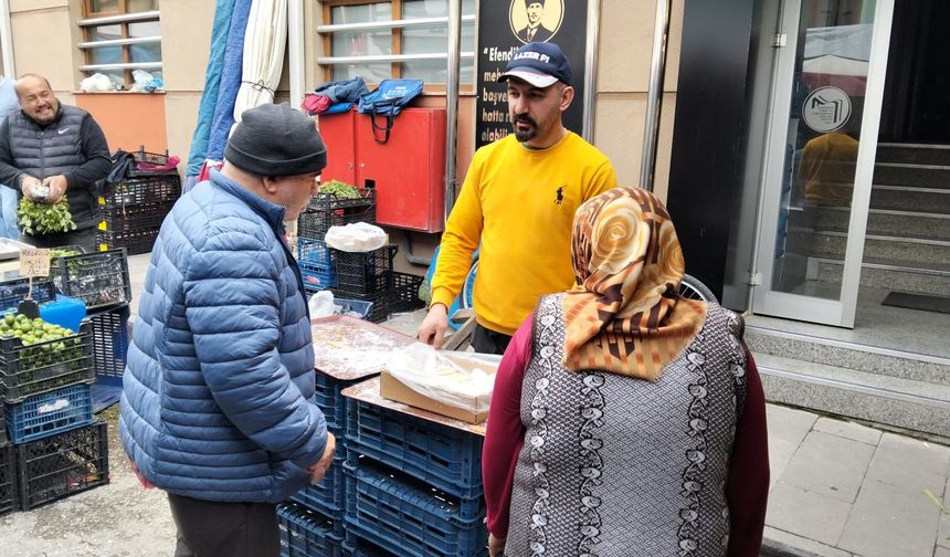 Eskişehir Esnaf Odaları Birliği Başkanlığına seçilen Karamanlı’dan pazarda lokum ikramı