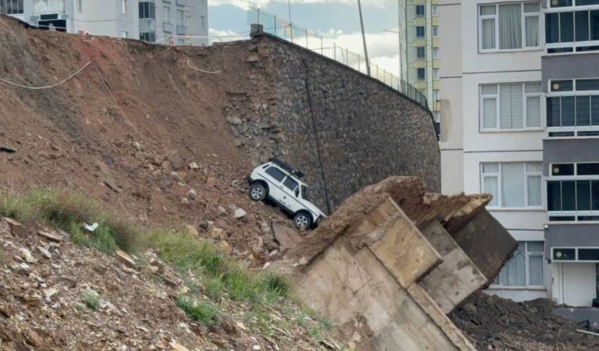 Tokat’ta istinat duvarı çöktü, park halindeki bir araç sürüklendi