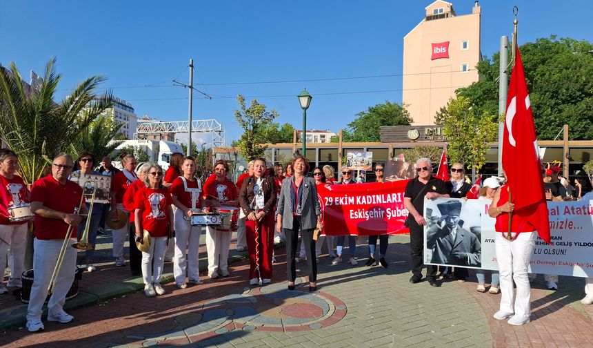 29 Ekim Kadınları Derneği’nden Eskişehir’de Atatürk'e minnet yürüyüşü