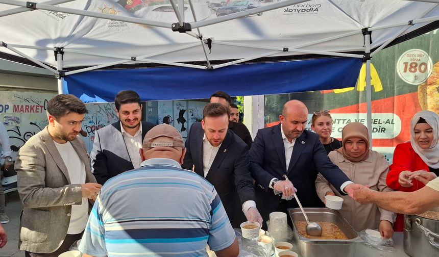 AK Parti Tepebaşı'ndan vatandaşlara aşure ikramı