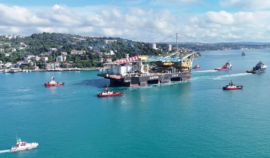 İstanbul Boğazı’ndan geçen dev vinç gemisi havadan görüntülendi