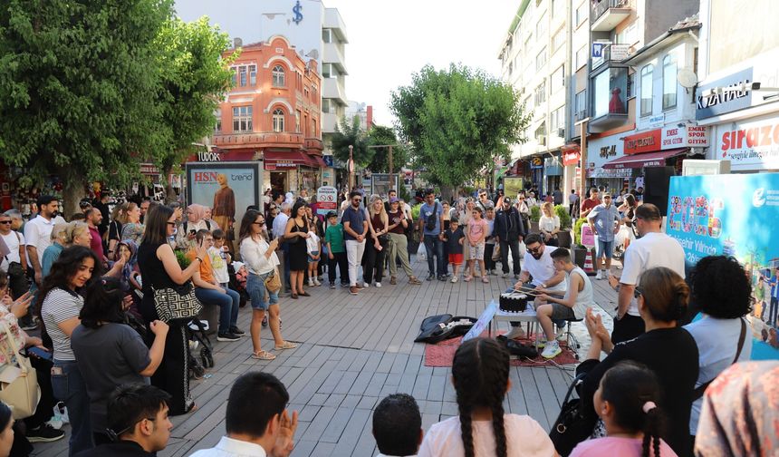 Eskişehir’de 26 Haziran bereketi: Sokakta özel ritim, çarşıda indirim coşkusu!