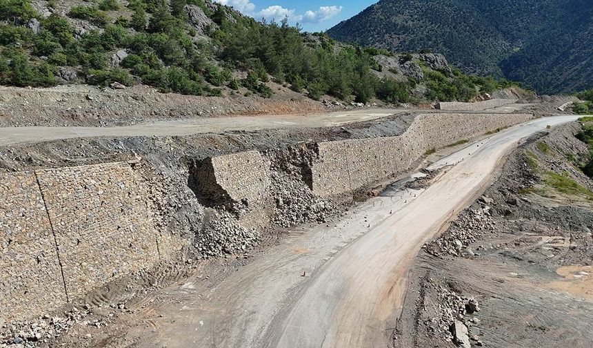 Sarıcakaya yolunun istinat duvarı yıkıldı