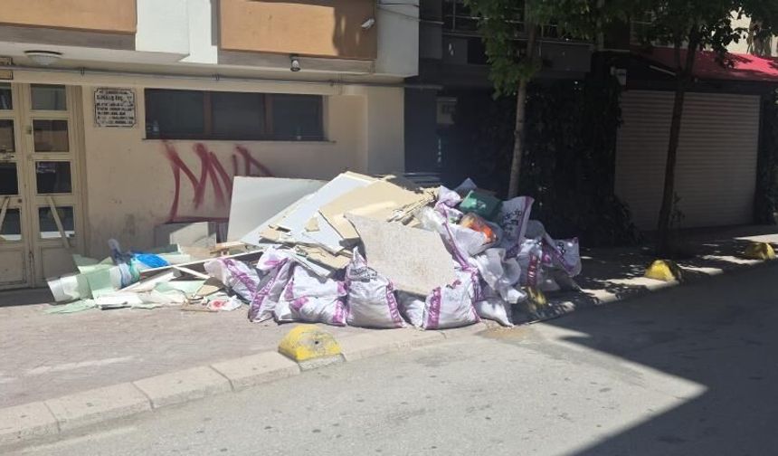Eskişehir'de kaldırıma bırakılan inşaat atıkları tepki çekti