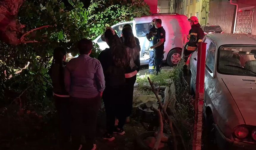 Eskişehir’de korkutan olay: Dut ağacı araçların üzerine düştü