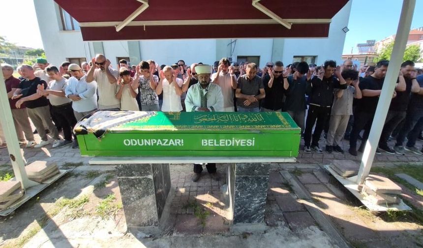 Ünlü yazar Dilek Cesur'un annesi gözyaşları içinde toprağa verildi