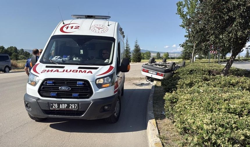 Eskişehir'de kontrolden çıkan otomobil takla attı: 2 kişi yaralandı