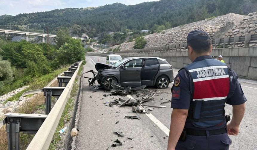 Bilecik-Eskişehir yolunda kaza: Otomobil tıra arkadan çarptı, 2 yaralı