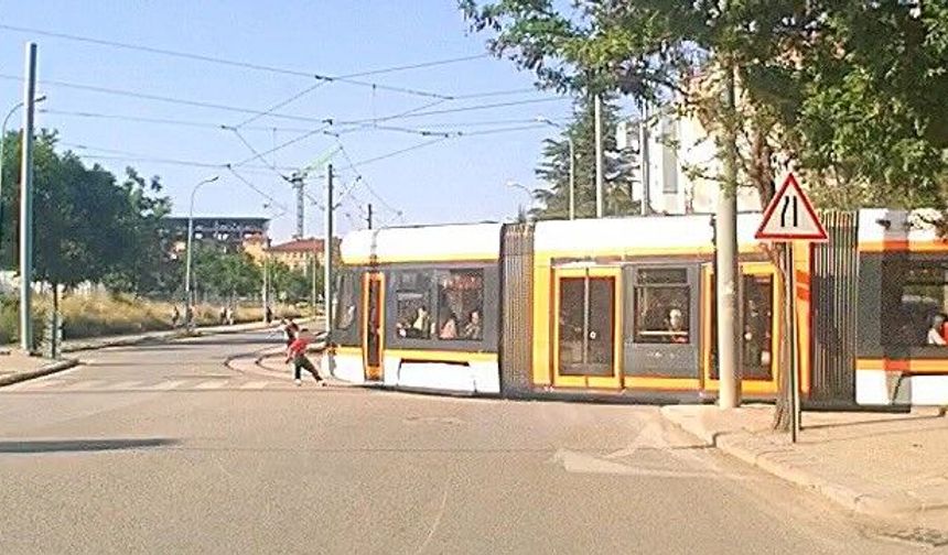 Eskişehir'de tehlikeli yolculuk: Tramvaya tutunup paten kaydılar!