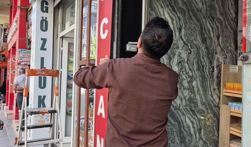 Eskişehir'de esnaf seferber oldu: Tabelaya sıkışan yavru kedi kurtarıldı