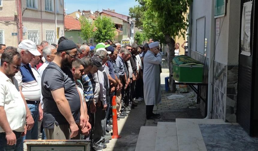 Eskişehir'de geri manevra yapan aracın çarptığı yaşlı kadın son yolculuğuna uğurlandı, sürücü tutuklandı