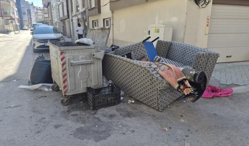 Eskişehir'de konteynere sığmayan atıklar sokakta görüntü kirliliğine neden oluyor
