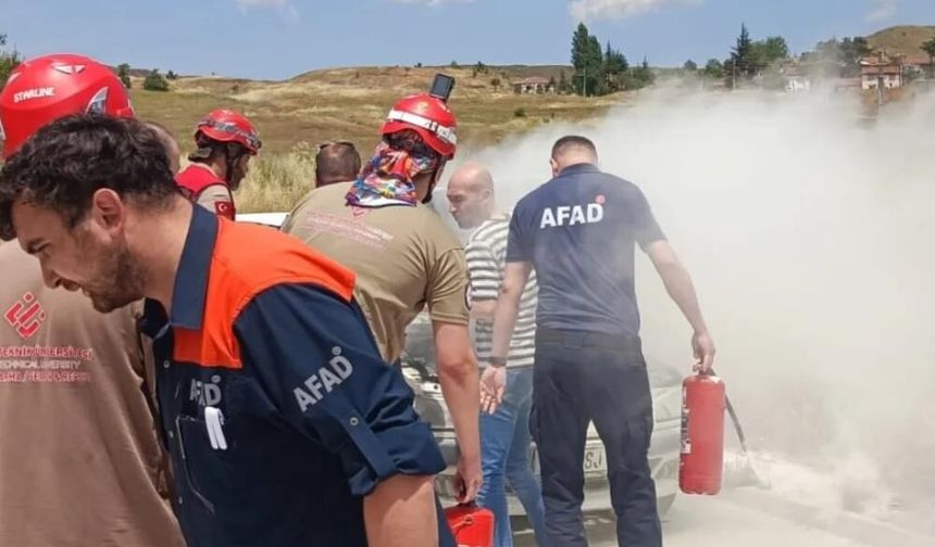 Eskişehir'de park halindeki otomobil alev aldı: AFAD personeli yangın tüpleriyle müdahale etti