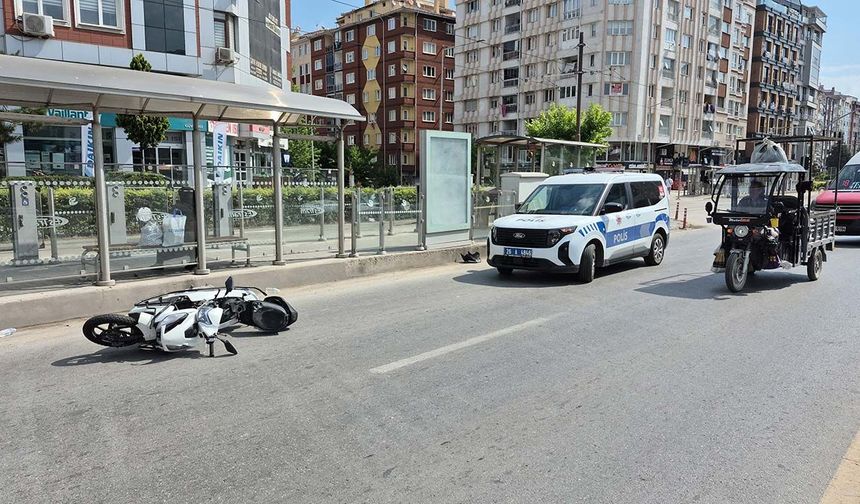 Eskişehir'de kırmızı ışık ihlali yapan motosiklet yayaya çarptı: 2 yaralı