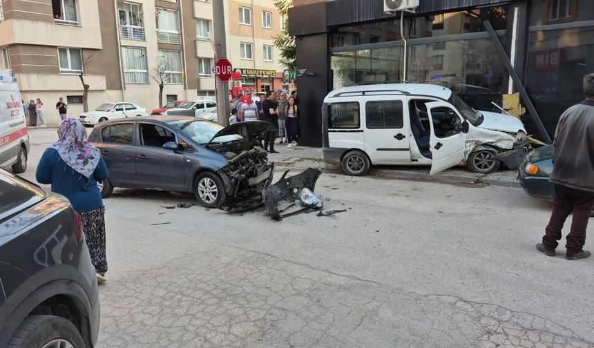 Eskişehir'de kavşakta 2 araç çarpıştı: 2 yaralı