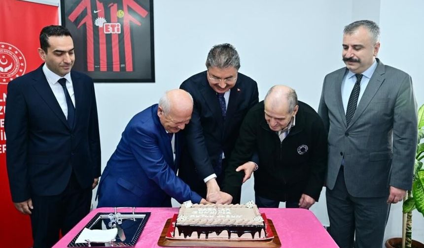 Vali Yılmaz, Yaşlı Bakım ve Rehabilitasyon Merkezi’nde Babalar Günü pastası kesti