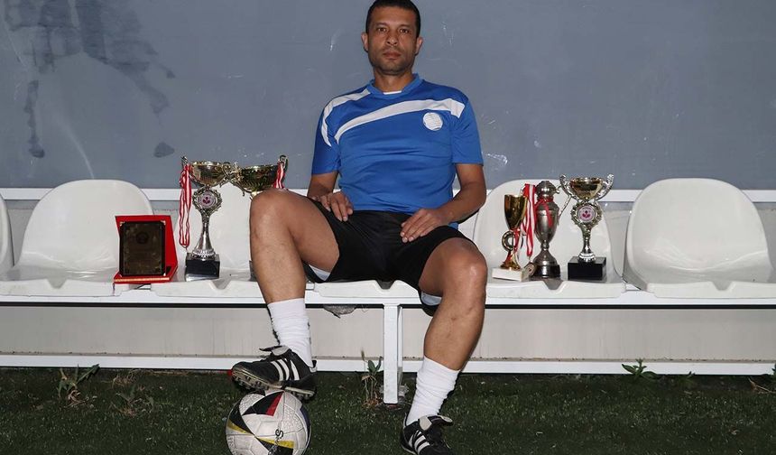 Eskişehir'in en yaşlı amatör futbolcusu 39 yıllık kariyerine veda etti