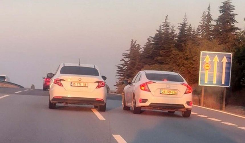 Eskişehir- Bursa yolunda birbirini sıkıştıran 2 araç trafiği tehlikeye attı