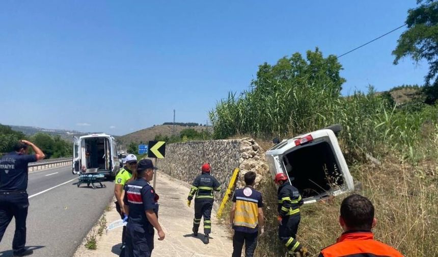 Eskişehir yolunda kaza: Duvara çarpan araçta sıkışan sürücüyü itfaiye kurtardı