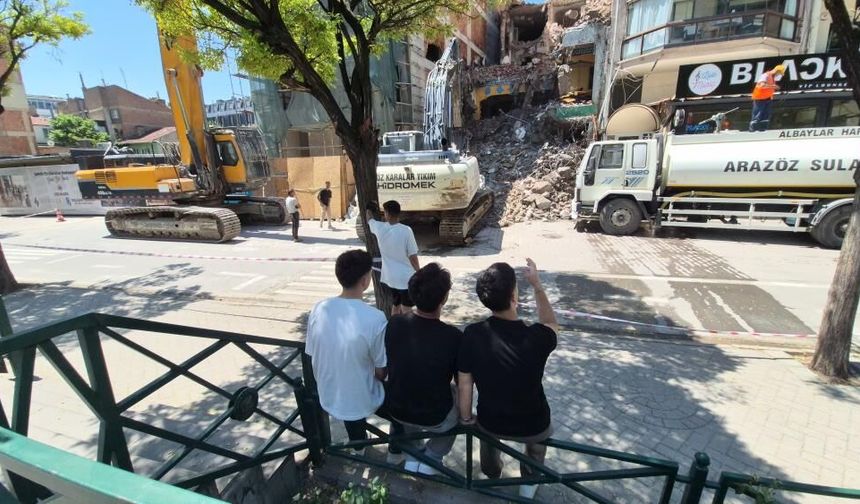 Eskişehir'de 'Milli Spor' mesaisi: Yıkım çalışmasını dakikalarca izlediler