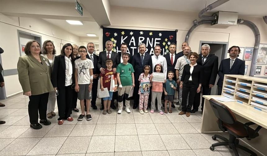 Vali Yılmaz, hastanede tedavi gören öğrencilerin karne heyecanına ortak oldu