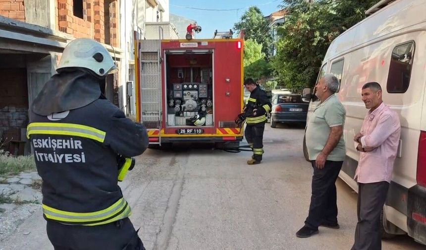 Eskişehir'de bir inşaatta çıkan yangın, itfaiye ekipleri tarafından söndürüldü