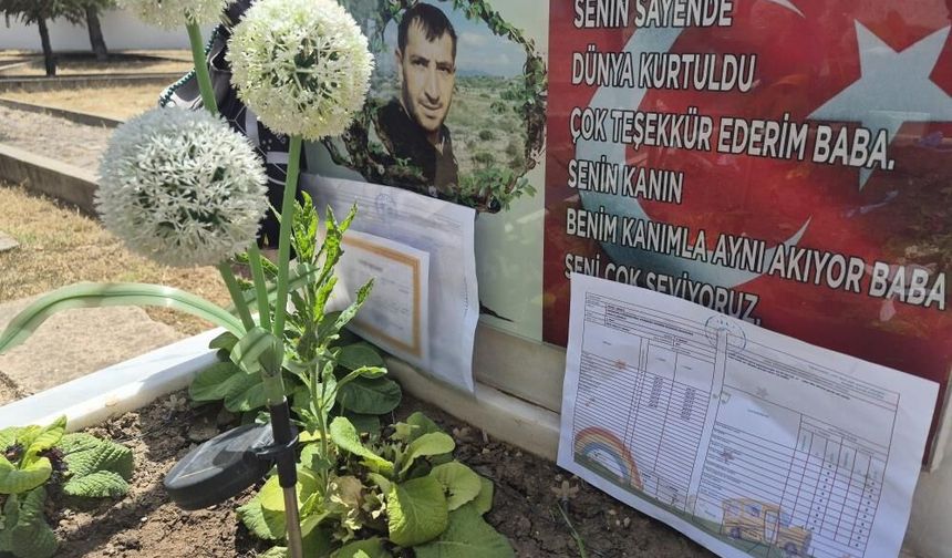 Eskişehir’de şehit babalarının mezarına karneleriyle gittiler