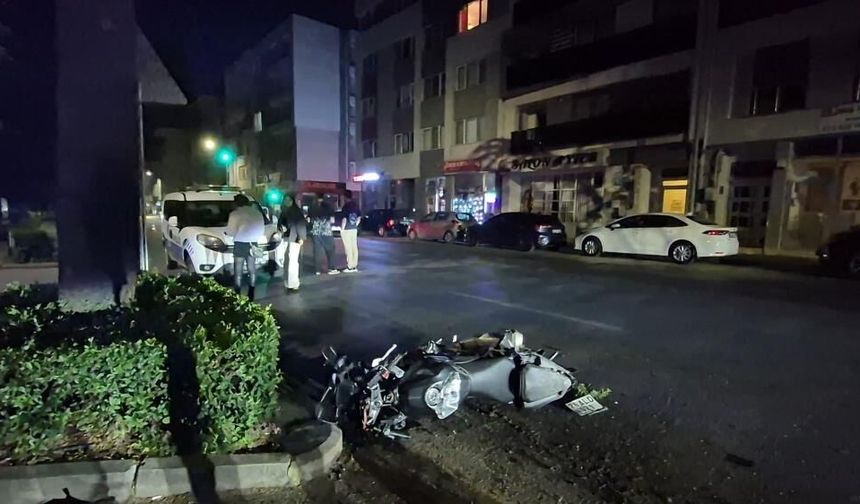 Eskişehir'de kasisten çapraz geçmek isteyen otomobile motosiklet çarptı: 2 yaralı