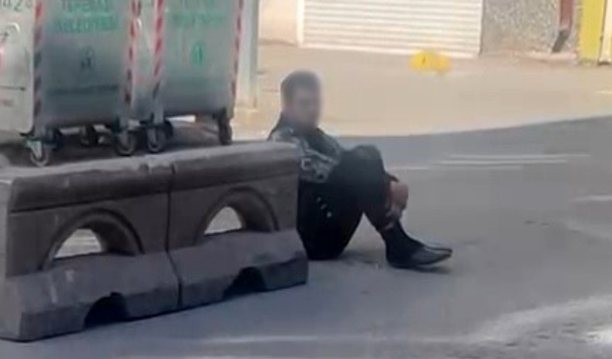 Eskişehir'de sokak ortasında hareketsiz duran şahıs tedirginliğe yol açtı