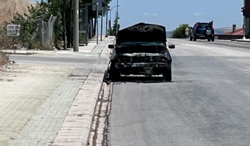 Eskişehir'de yanmış otomobili yol kenarına bırakıp gittiler: Mahalleli tepkili