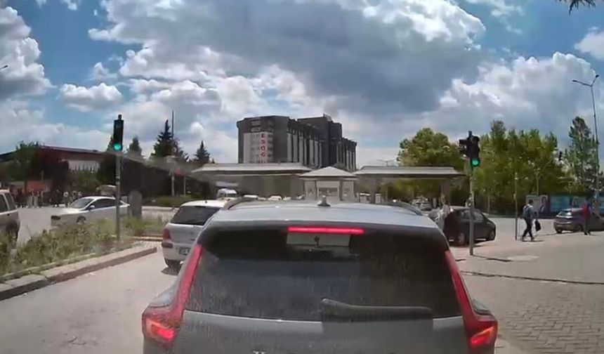 Eskişehir’de yeşil ışıkta ilerlemeyen sürücü trafiği kilitledi
