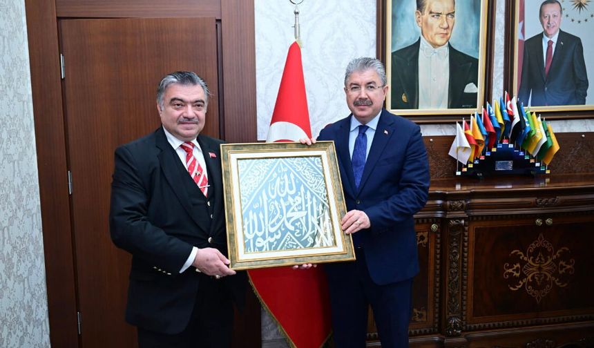 Eskişehir Valisi Yılmaz’a kutsal emanetler hediye edildi