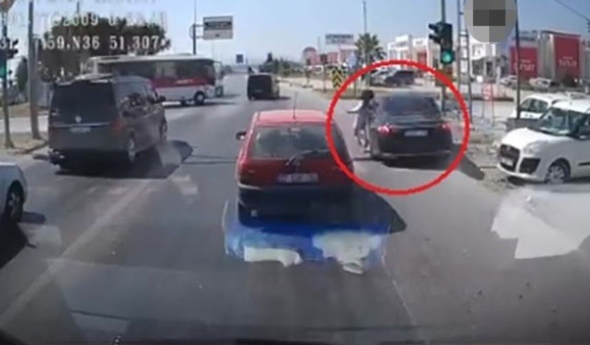 Emniyet şeridinden gelip genç kıza çarptı, o anlar araç kamerasında