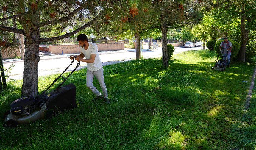 Tepebaşı’nda park ve yeşil alanlarda çim biçme çalışmaları sürüyor