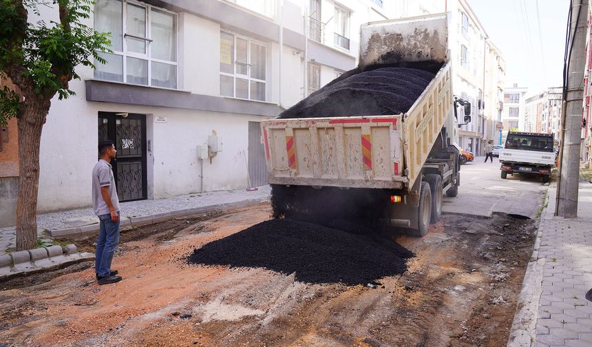 Tepebaşı’nda yol bakım ve asfalt mesaisi sürüyor