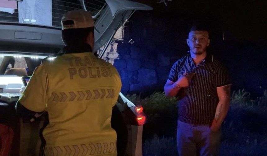 Alkollü sürücü merakına yenik düştü