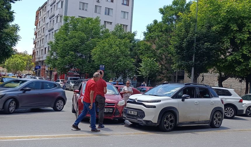 Eskişehir'in o caddesinde kaza bitmiyor: İki araçta hasar oluştu