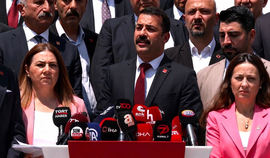 CHP Eskişehir İl Başkanı Yalaz Genel Merkez önünde açıklama yaptı: "Bu karanlık oyunu bozmanın yegane yolu kurultaydır"