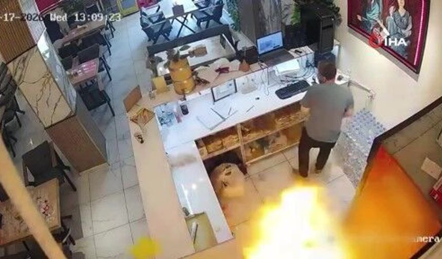 Yüksekova’da kafede mutfak tüpü patladı: Olay anı kamerada