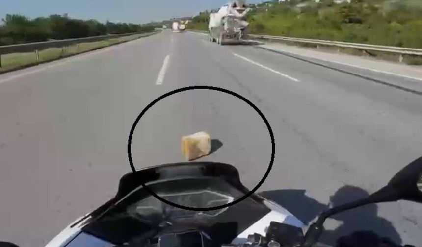 Mikserden düşen malzeme motosiklet sürücüsünü ölümle burun buruna getirdi
