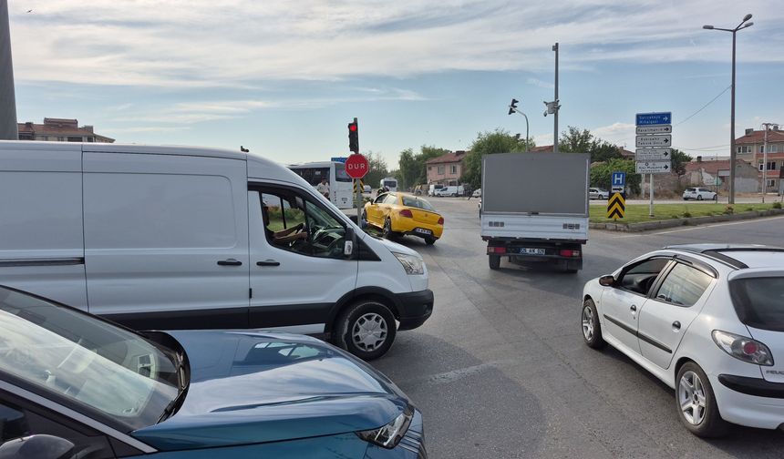 Eskişehir'de araç ile çarpışan otomobil kavşaktaki refüje çıktı