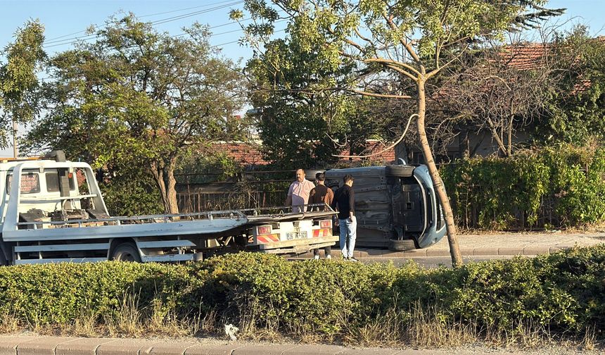 Eskişehir'de kontrolden çıkan otomobil kaldırıma yan yattı