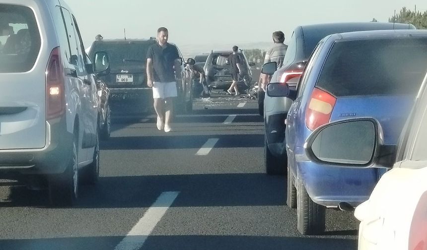 Ankara-Eskişehir yolunda iki motosiklet aynı istikametteki otomobile çarptı: 2 yaralı