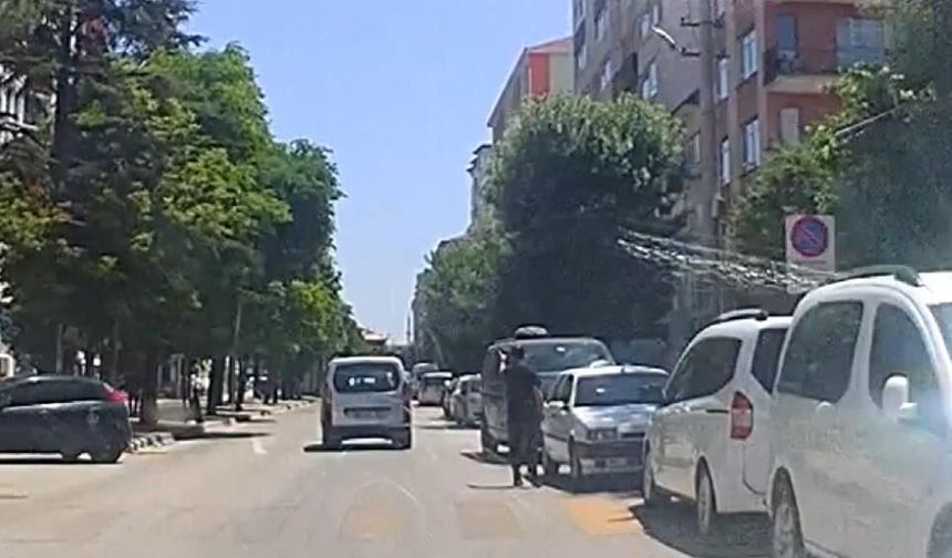 Eskişehir'de ilginç anlar: Duyarsız sürücüye koşarak tepki gösterdi