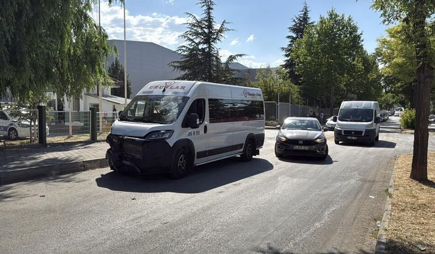 Eskişehir’de işçi servisi ile otomobil çarpıştı: 11 yaralı