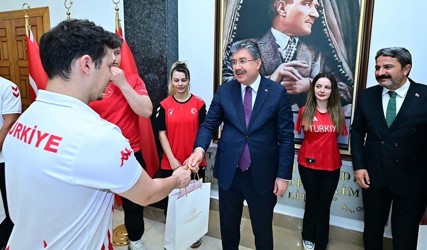 Vali Yılmaz başarılı sporcuları ağırladı