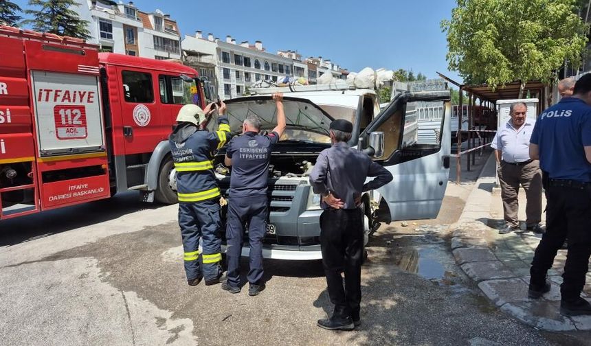 Eskişehir'de sıcağın etkisiyle navigasyon cihazı patladı: Kamyonet alevlere teslim oldu