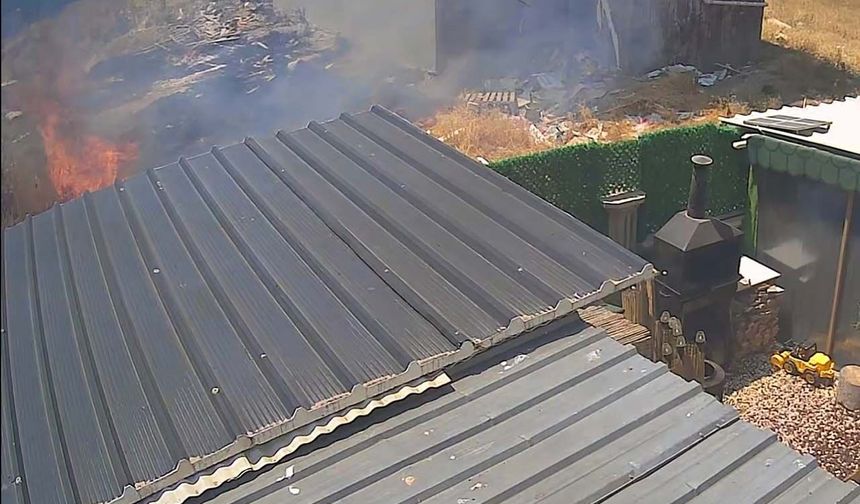 Eskişehir'de sigara izmariti yangın çıkardı: Müstakil evin bahçesi alevlere teslim oldu