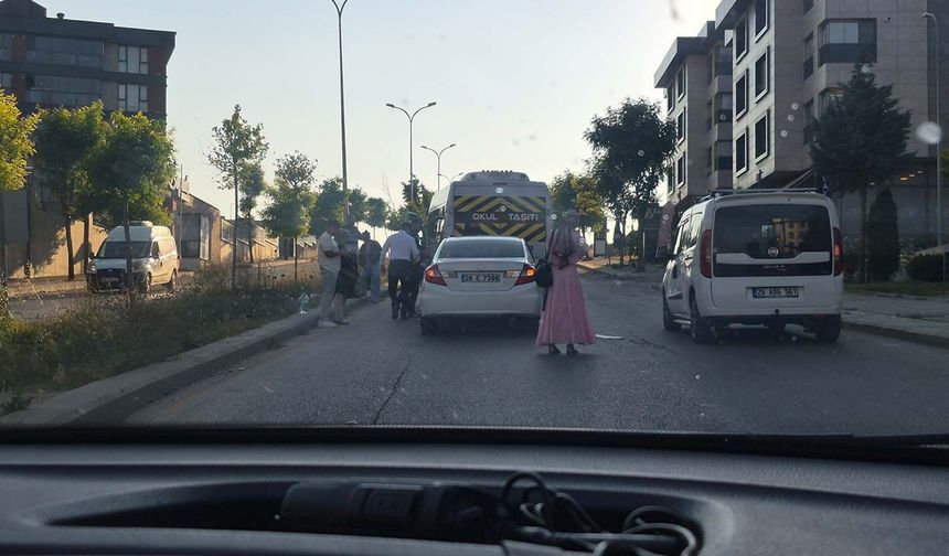 Eskişehir'de servis aracı ile otomobil çarpıştı
